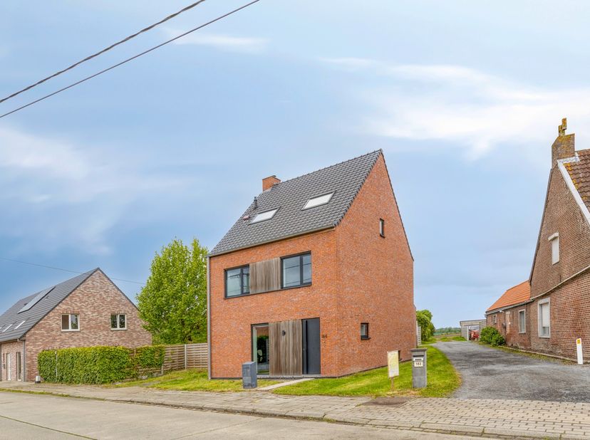 Deze volledig gerenoveerde woning combineert hedendaags wooncomfort met een warme, gezellige uitstraling.<br />
Dankzij de uitstekende energiescore (E