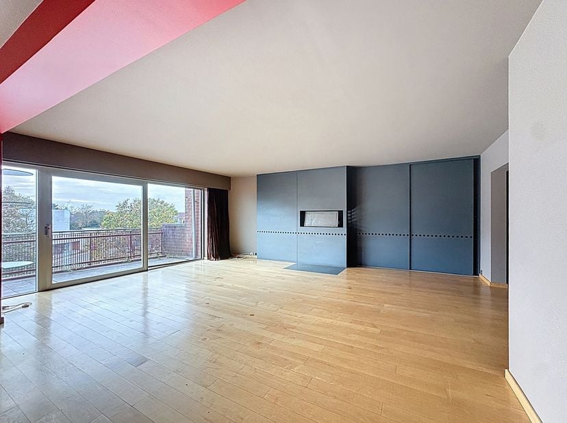 Appartement d’exception aux volumes généreux et au caractère affirmé, situé dans un immeuble de standing avec ascenseur à accès direct à l’étage. Dès