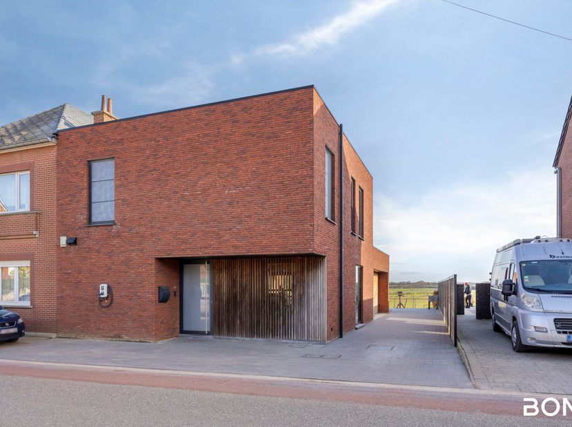 Op een rustige en aangename locatie in Scherpenheuvel-Zichem bevindt zich deze moderne halfopen woning, gebouwd in 2017. Deze energiezuinige woning co
