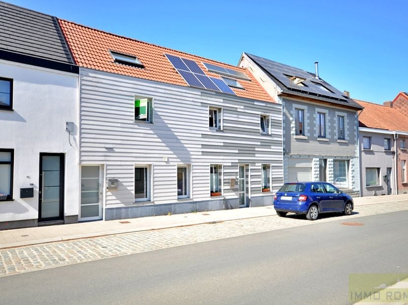 Deze goed onderhouden woning met 3 slaapkamers en tuin treffen we in het centrum van Berchem, deelgemeente van Kluisbergen! Zeer rustig gelegen, met t