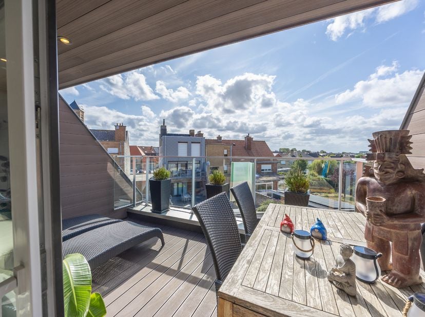 Centraal gelegen in de Westendelaan bevindt zich dit bijzonder verzorgd duplexappartement met een hoogwaardige afwerking, drie slaapkamers en twee rui