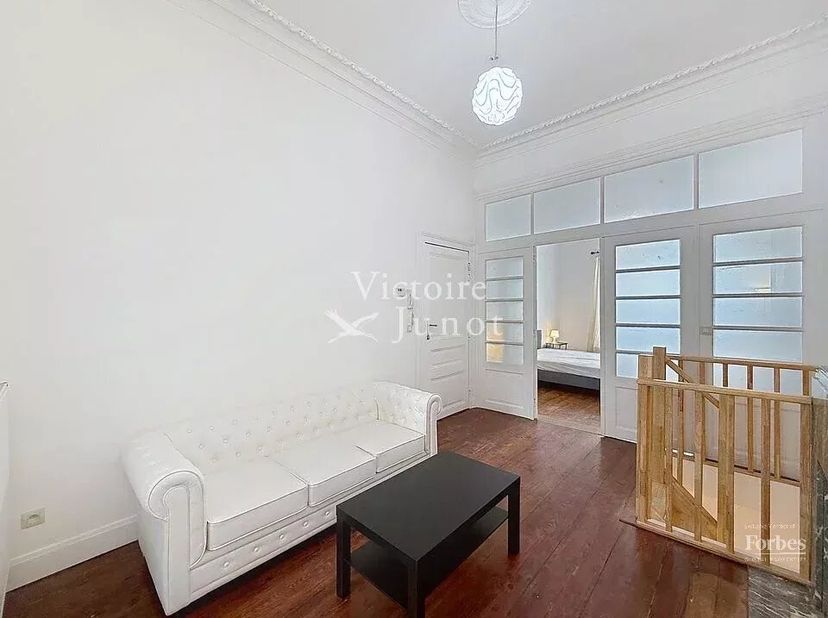 Bien présenté par Elisabeth du Chastel : 0495 79 78 58 / elisabeth.duchastel@victoire.be<br />
Victoire Junot vous propose ce magnifique duplex meublé
