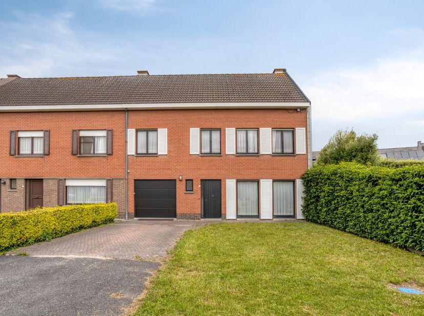Een ruime en rustig gelegen eigendom in het mooie Heule....<br />
<br />
De woning is bereikbaar via een grote voortuin met lange oprit. Dit zorgt met