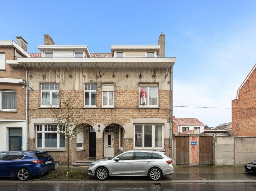 De Panne: Te renoveren woning met veel potentieel te koop Deze zeer ruime woning in de Brouwersstraat, op wandelafstand van het centrum, scholen, wink