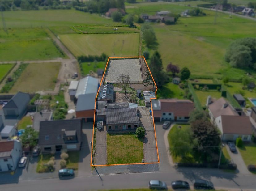 LEBBEKE - Charmante deels gerenoveerde woning met paardenaccommodatie.<br />
EERSTE BEZOEKDAG ZATERDAG 13/06 VAN 9U TOT 12U (enkel op afspraak!)<br />
