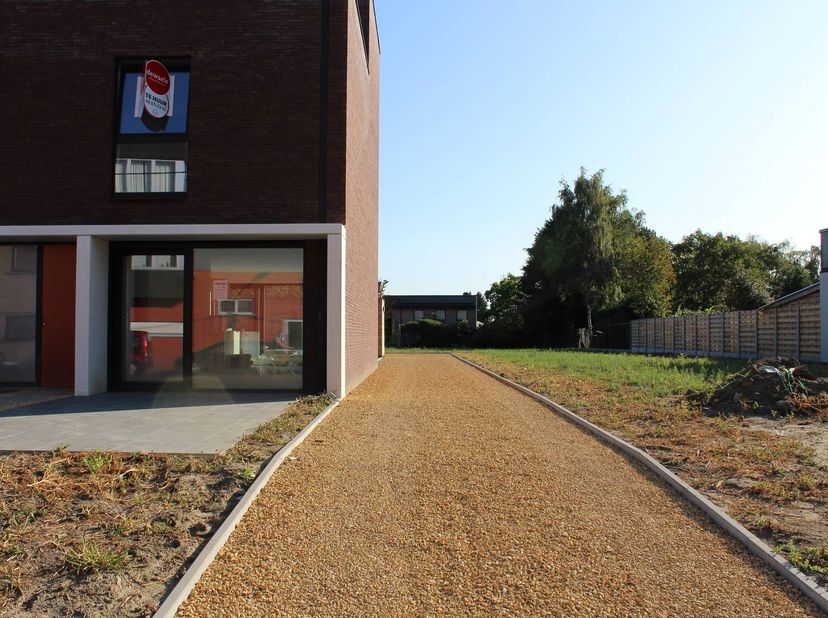 LIEU :<br />
<br />
Le parking est situé sur la 2e ligne de la Brugstraat.<br />
La gare, les restaurants et les boutiques sont accessibles à pied.<br