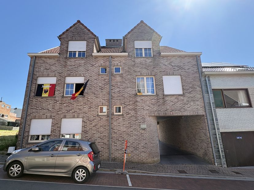 Dit appartement is gelegen op de eerste verdieping van een kleinschalig appartementsgebouw dat zich in de rand van de stad bevindt.<br />
Er is de ink