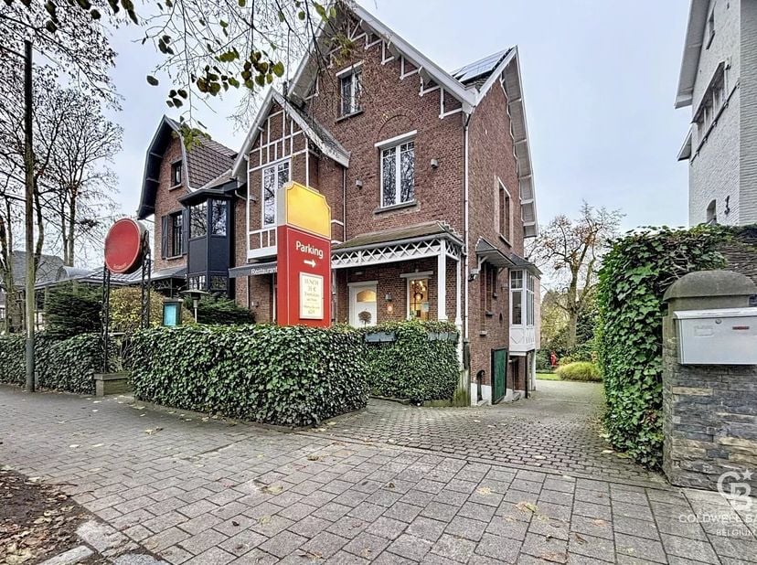 Uccle : Ideaal voor investeerders of horecaprofessionals  Onberispelijke staat, terrassen en parkeerplaatsen.<br />
Dit gemengde gebouw in uitstekende