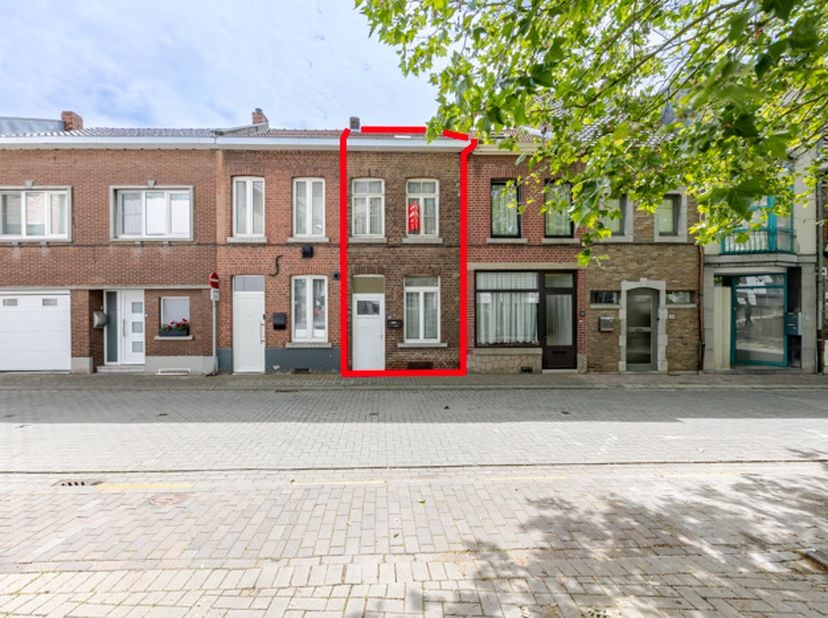 TE RENOVEREN RIJWONING MET STADSTUINTJE - <br />
<br />
In een rustige straat op wandelafstand van het historische centrum van Tongeren, ligt deze cha