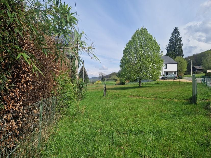 ARDENNE&amp;nbsp;: Province de Luxembourg<br />
6887 HERBEUMONT<br />
<br />
À VENDRE<br />
<br />
<br />
Beau terrain en zone d’habitat avec belle vue, d