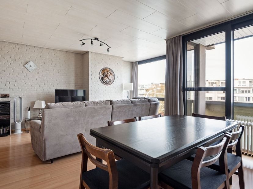 Appartement avec 2 chambres, terrasse et garage box<br />
<br />
Cet appartement au 4ème étage avec ascenseur est idéalement situé sur la Bisschoppe