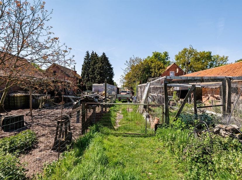 Open bebouwing met potentieel op 3633 m²<br />
Ligging<br />
Deze rustig gelegen open bebouwing bevindt zich in een aangename en groene woonomgeving m