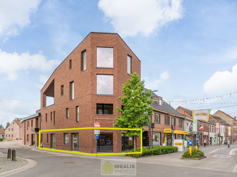 IDEALIS VASTGOED - HANDELSRUIMTE MET TAL VAN MOGELIJKHEDEN OP EEN TOPLOCATIE IN HET CENTRUM VAN PEER! Dit handelspand van +- 92m² is gelegen op de mee