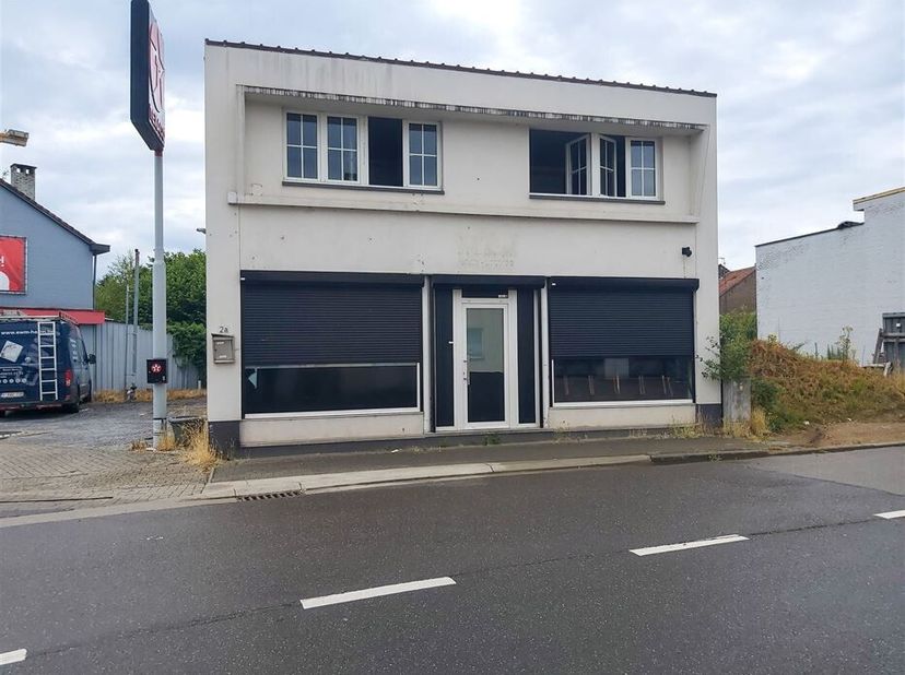 Op een commerciële locatie in Maasmechelen bieden wij dit te renoveren handelspand met bovenliggend appartement aan. <br />
De ligging is bijzonder gu