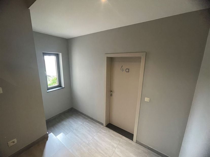 Appartement lumineux avec 2 chambres et garage * Entièrement rénové en 2015 * L'appartement a été entièrement repeint pour le nouvel occupant * Salle