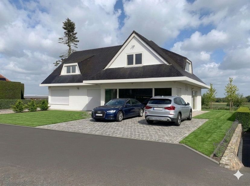 Handelspand met woonst te koopIndeling:kelder: volledig onderkelderd met garage(plaats voor 2 wagens)gelijkvloers: inkom, handelsruimte/restaurant/woo