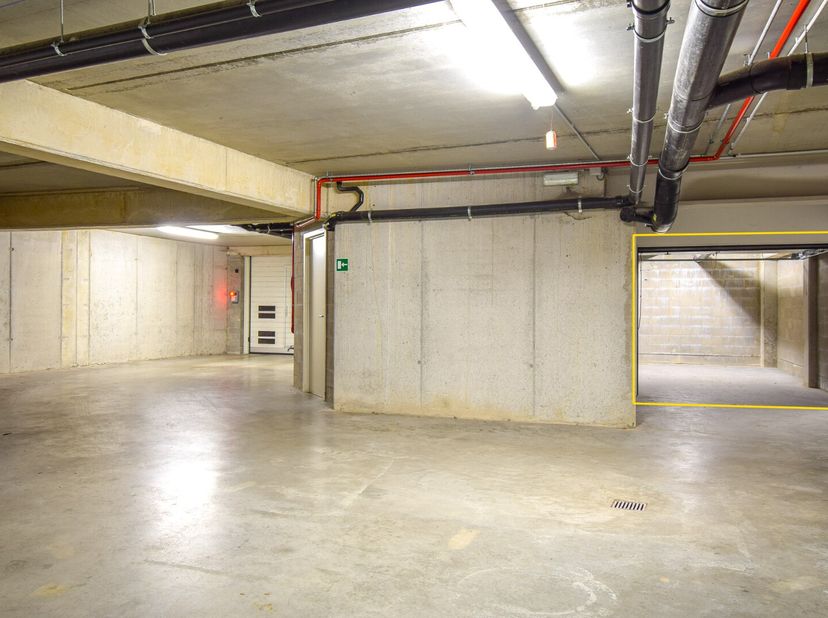 Deze recente, afgesloten garagebox is gelegen in het centrum van Gistel en biedt een veilige en comfortabele oplossing voor het stallen van uw wagen o