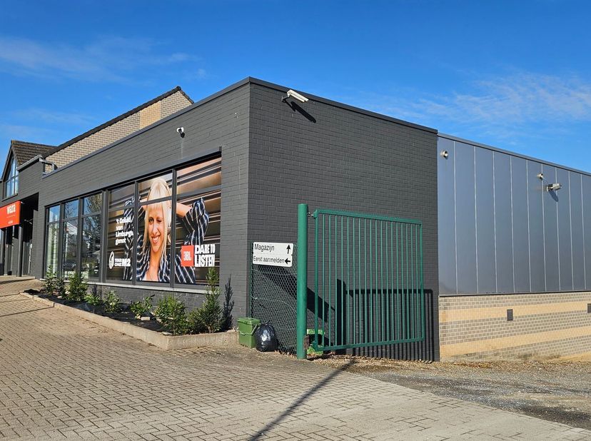 Opbrengsteigendom TE KOOP!<br />
<br />
Opbrengsteigendom met handelsruimte én verhuurd appartement te koop in Sint-Truiden<br />
<br />
Multifunc