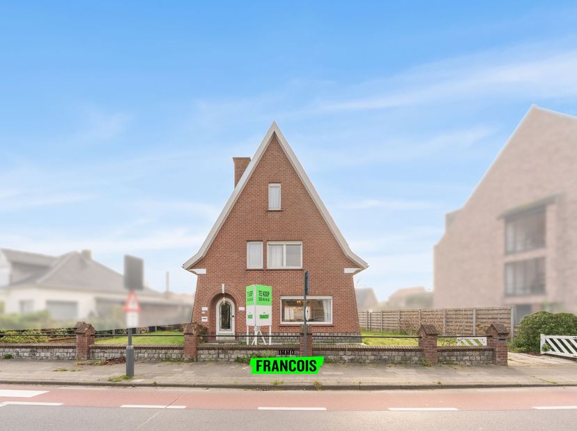 Op een strategische locatie bij het binnenkomen van Gistel bevindt zich deze alleenstaande woning met een bewoonbare oppervlakte van 210 m² op een per