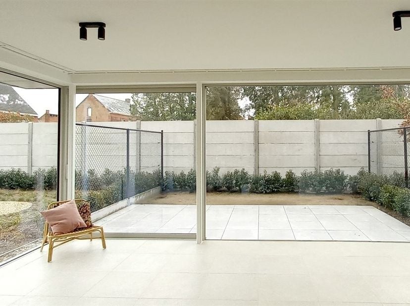 Prachtig gelijkvloers appartement met zonnig terras, tuin en ondergrondse autostaanplaats.<br />
<br />
Ligging: Zeer gunstig gelegen, in het centru
