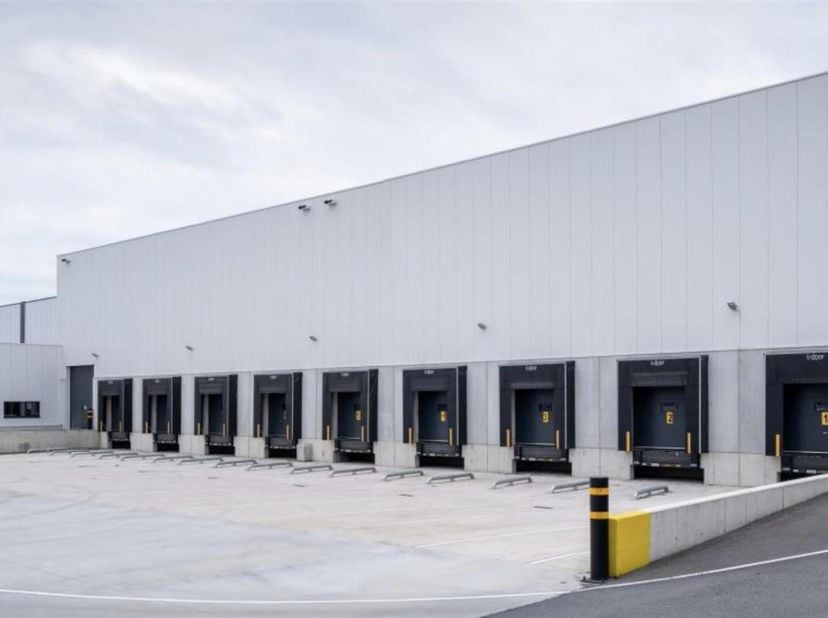 Het betreft een logistiek magazijn gelegen vlakbij de containerterminal van Willebroek. Er is momenteel nog 1 magazijnunit beschikbaar, deze beschikt
