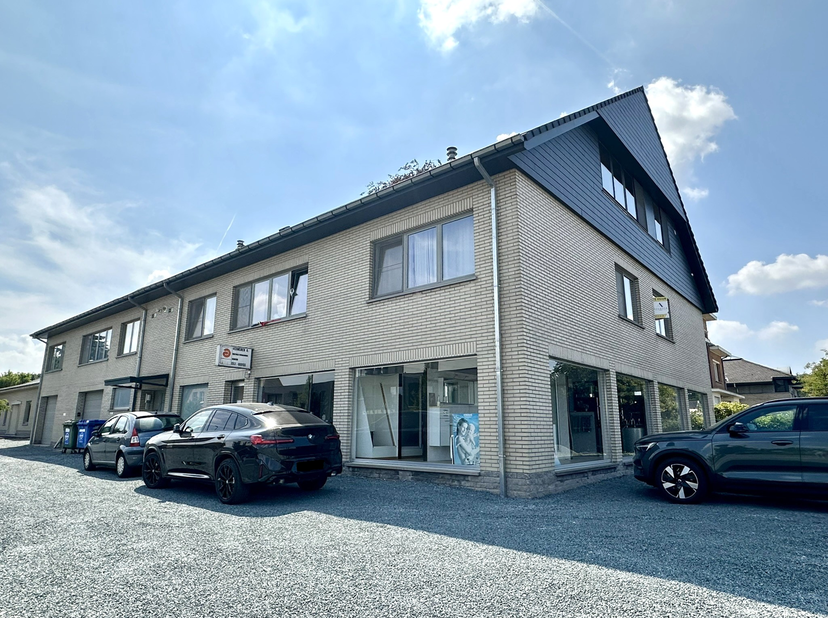 Dit centraal gelegen appartement met een bewoonbare oppervlakte van 121m² bevindt zich op de eerste verdieping en heeft het volgende te bieden: inkomh
