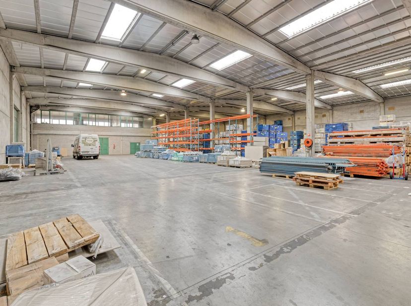 Espace d'entrepôt central d'une superficie d'environ 2 850 m², situé dans la zone industrielle de Herdersbrug.<br />
<br />
L'entrepôt d'une hauteur l