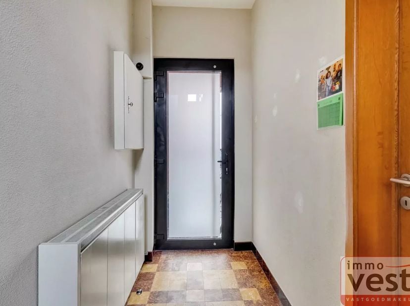 Deze degelijke gezinswoning is gelegen in de Rijschoolstraat, op een gunstige locatie nabij het centrum van Sint-Truiden. Dankzij de centrale ligging