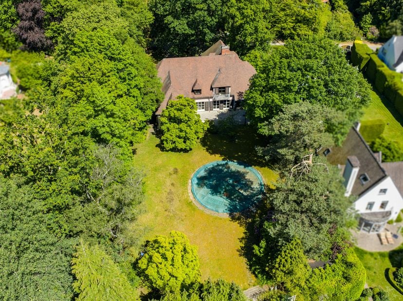 KRAAINEM - Schitterende charmante villa (4-5 spk/4bad/bur) met een totale oppervlakte van +/- 775 m² waarvan +/- 540 m² bewoonbaar. Deze woning is gel