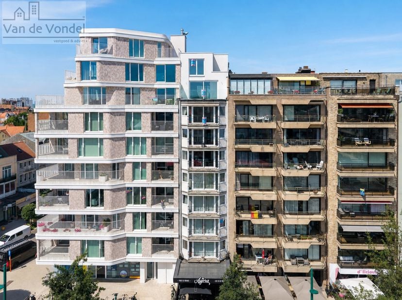 Op zoek naar een interessante investering aan zee op een absolute toplocatie? <br />
In Residentie Agora, pal op de Markt van De Panne, bieden wij maa
