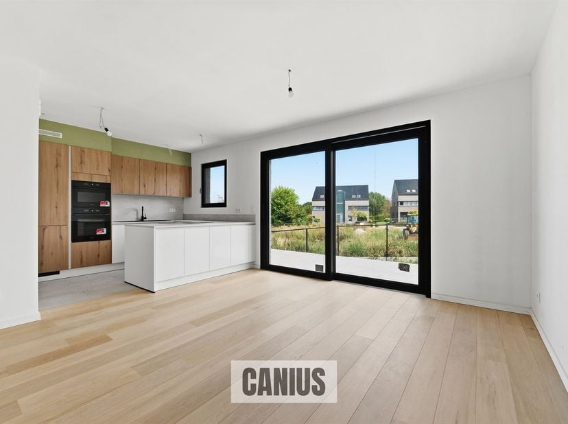 NIEUWBOUWWONING - 4 SLPKS - CARPORT EN KELDER<br />
<br />
Ben je op zoek naar een idyllisch thuis in een charmante omgeving? Dan verwelkomen we je