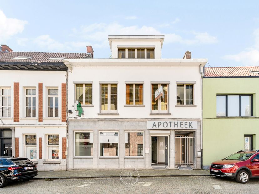 Deze karaktervolle woning met handelsruimte biedt tal van mogelijkheden voor wie wonen en werken wenst te combineren. Met een bewoonbare oppervlakte v