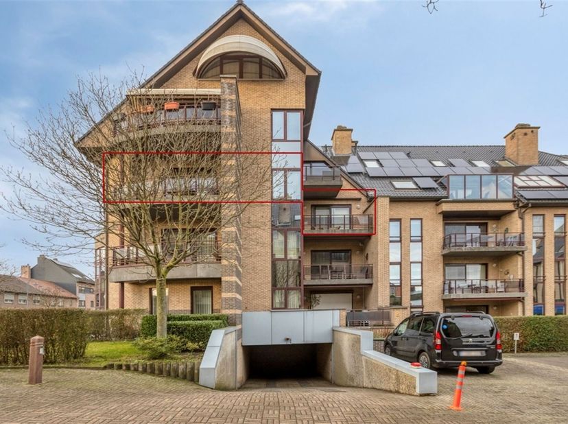 Prachtig, uitzonderlijk ruim appartement met 2 slaapkamers, 2 terrassen en inpandige garagebox, gelegen nabij het centrum van Maaseik.<br />
 <br />