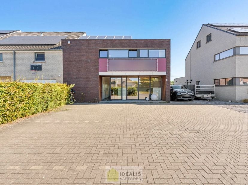 IDEALIS VASTGOED – GELIJKVLOERSE KANTOORRUIMTE MET BOVENLIGGEND APPARTEMENT OP EEN ZICHTLOCATIE IN DIEPENBEEK! Deze gelijkvloerse kantoorruimte van +