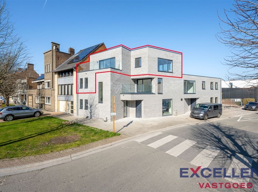 Dit duplex nieuwbouwappartement bevindt zich in een kleinschalige residentie met slechts 3 entiteiten, wat zorgt voor een rustige en aangename woonomg