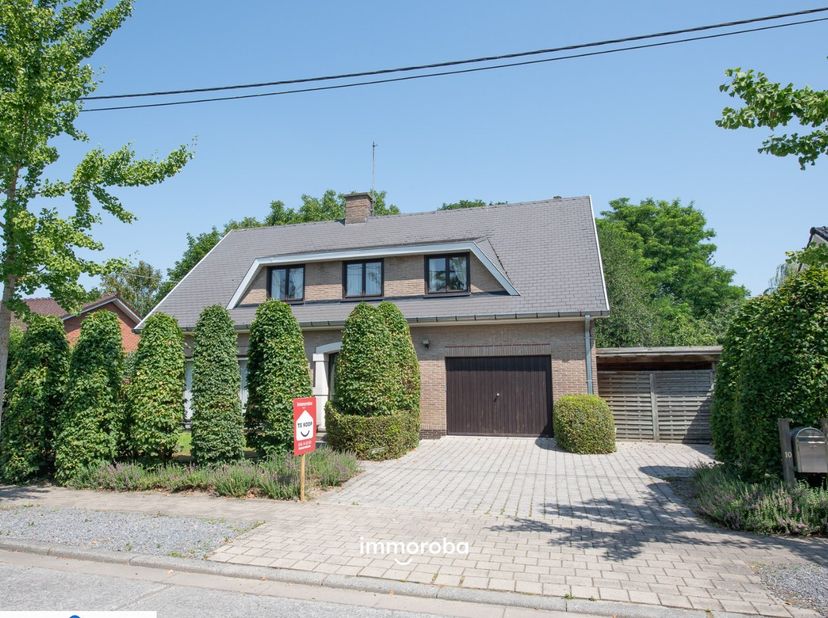Deze ruime, stevige woning is gelegen in Sint-Eloois-Vijve op een zeer rustige, doch bereikbare ligging. De woning met bouwjaar 1973 staat op 549m². D