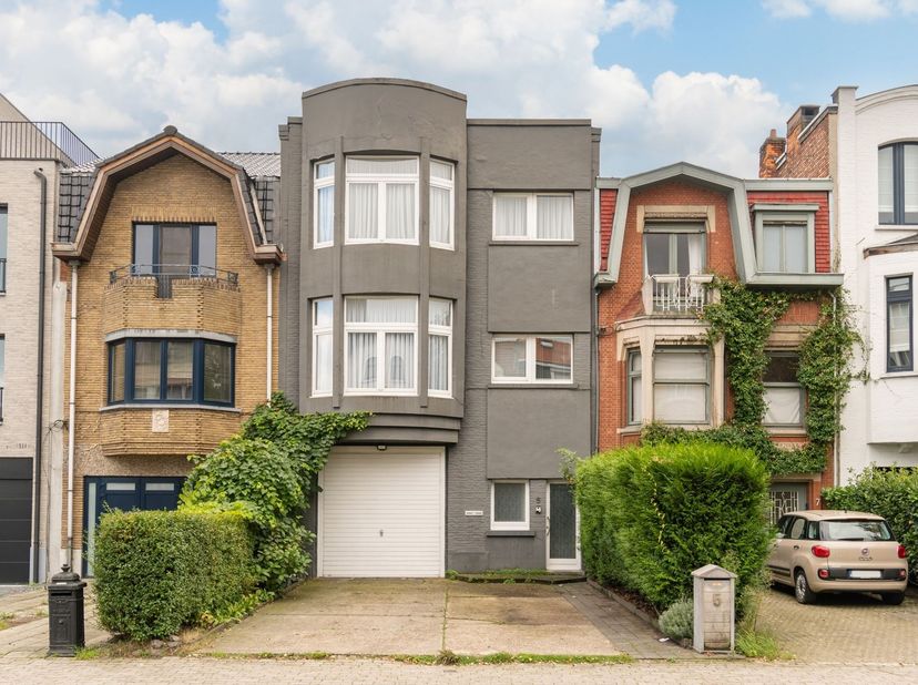 Recent volledig gerenoveerde woning met 3 ruime slaapkamers en terras, met een zeer groot atelier/garage van ca 100 m² op het gelijkvloers. Ideaal voo