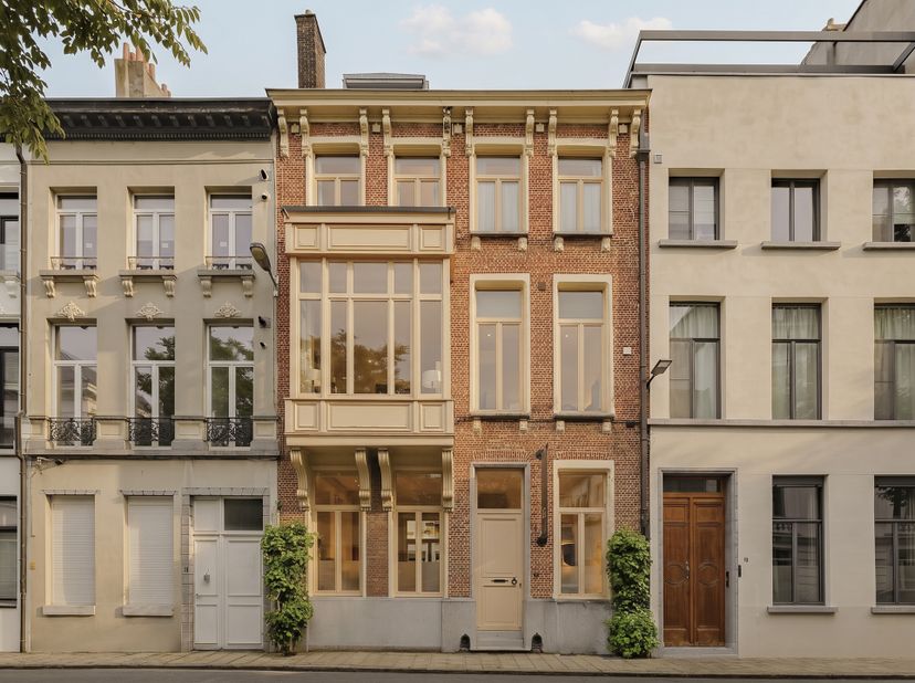 Au cœur du centre d’Anvers, maison de ville pleine de caractère datant de 1851, offrant une superficie habitable de plus de 300 m².<br />
La maison a