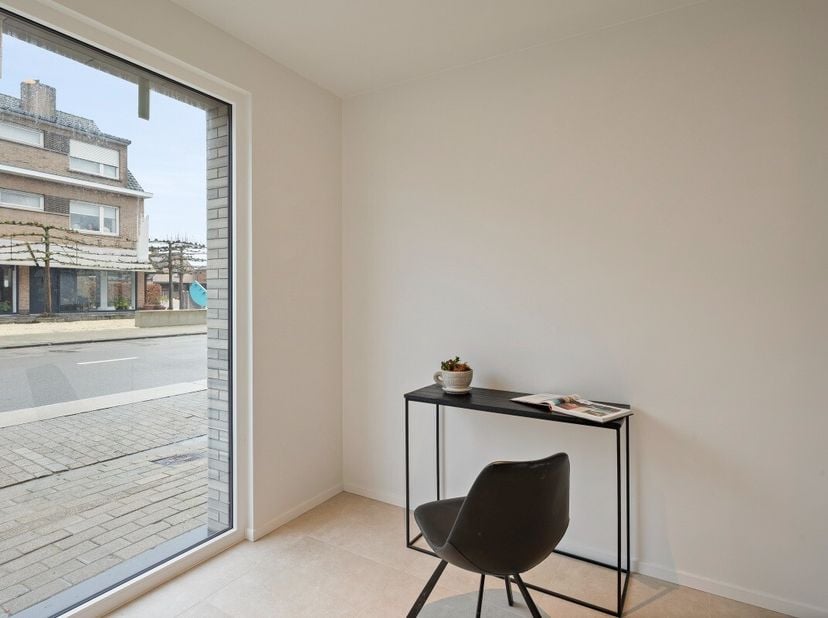 Te koop: moderne gesloten bebouwing in Ooigem, centraal gelegen nabij belangrijke invalswegen. Deze nieuwbouwwoning uit 2025 combineert hedendaags woo