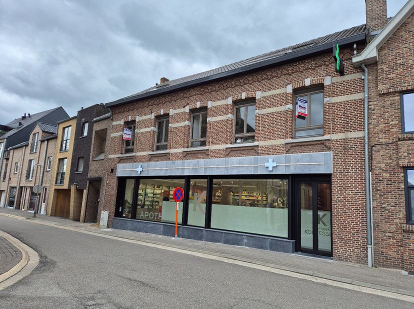 Op de eerste verdieping, midden in het centrum van Kortessem, bevindt zich dit ruime en instapklare appartement.<br />
Het appartement beschikt over e