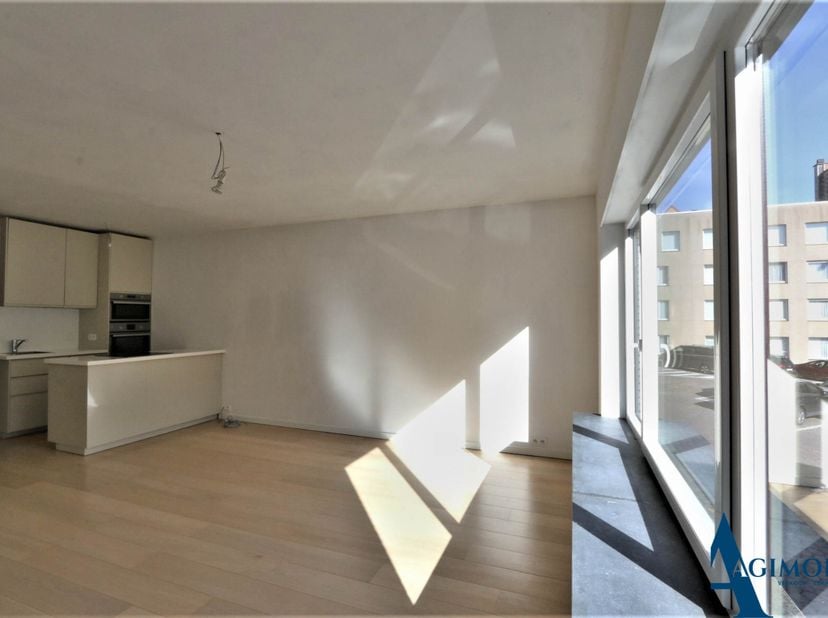 Non meublé.<br />
Appartement compact comprenant une chambre, une salle de douche (avec douche à l'italienne, WC et lavabo) et<br />
un séjour agréabl