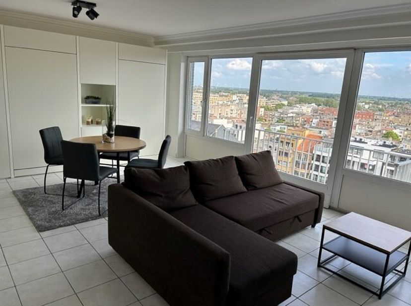 Op de 9de verdieping van Residentie "Les Algues", een gebouw gelegen op de Zeedijk, bevindt zich deze volledig opgefriste studio met een adembenemend