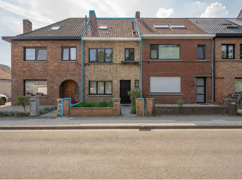 Deze energiezuinige woning met drie slaapkamers (EPC B) is ideaal gelegen in het hart van Sint-Michiels en biedt een uitstekende bereikbaarheid dankzi