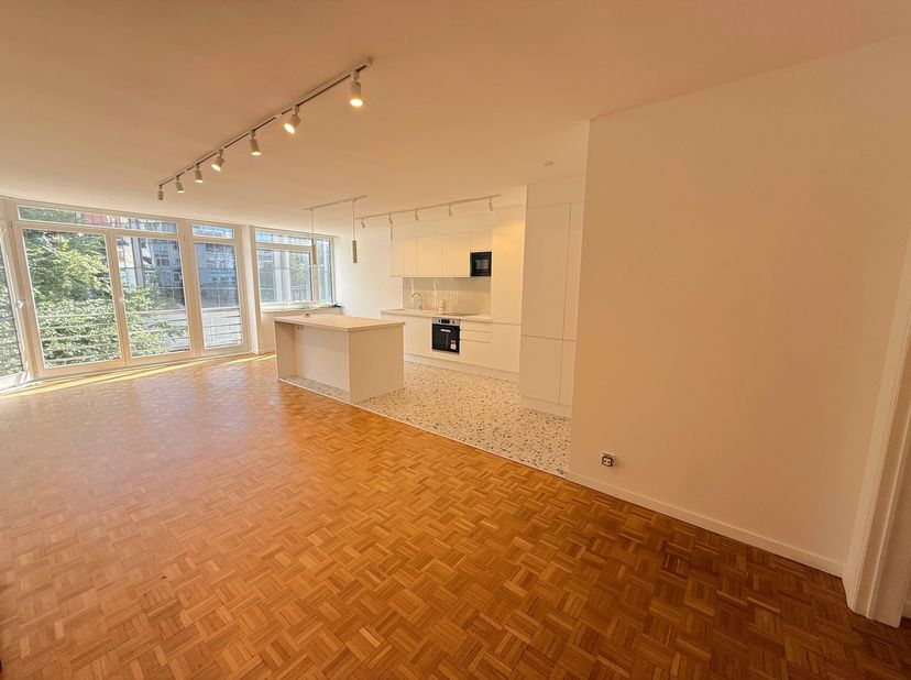 Etangs d'Ixelles/Avenue Louise/Châtelain. Bel appartement de standing très lumineux situé dans un immeuble de caractère. 2 grandes chambres, 1 dressin