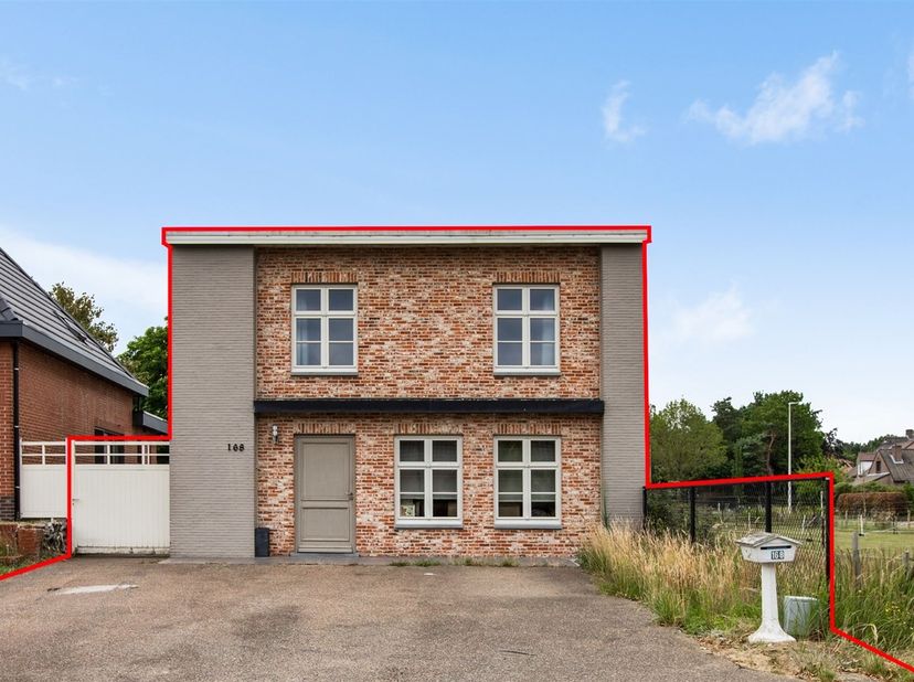 La maison dispose d'une surface habitable d'environ 223 m². À l'avant se trouve une grande pièce polyvalente, actuellement aménagée en salon de coiffu