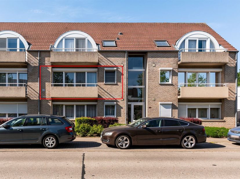 Ruim appartement met 3 slaapkamers en terras<br />
Dit appartement is gelegen op een centrale locatie met winkels, scholen, openbaar vervoer en belang