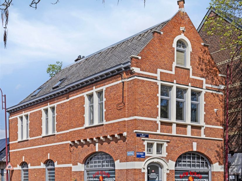 Op een uiterst strategische toplocatie in het centrum van Aarschot bevindt zich dit commerciële handelspand van 96 m². Dankzij de uitstekende zichtbaa