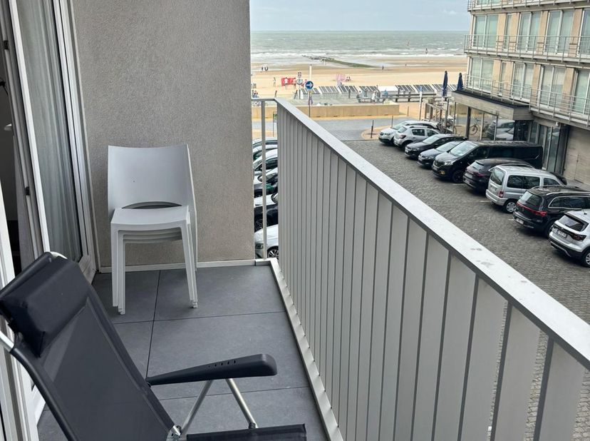 Studio avec vue latérale sur la mer. <br />
<br />
Studio en grande partie rénové et prêt à emménager, situé au 2e étage du 3 Henegouwenstraat à Osten