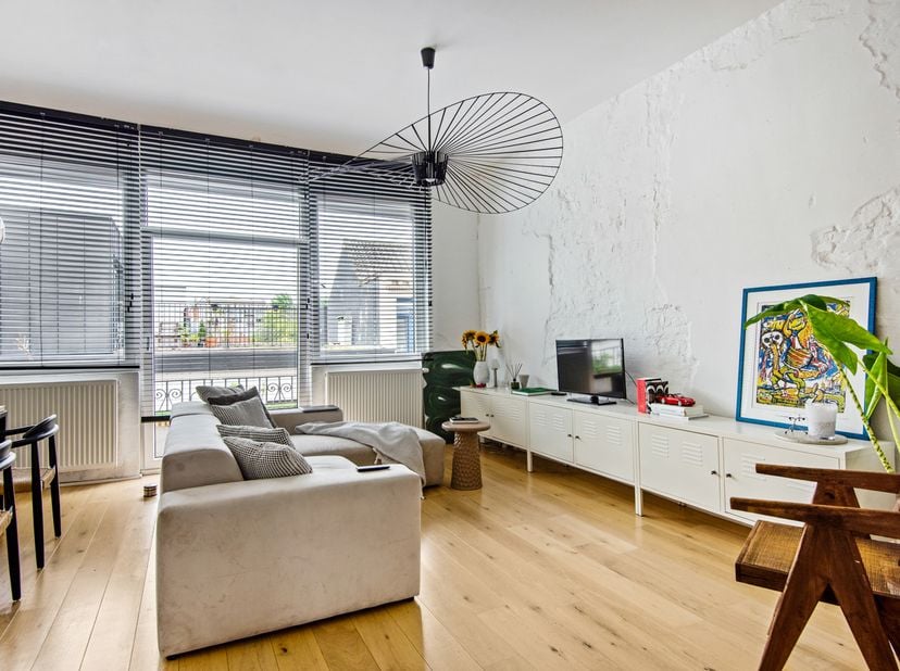 Wil je midden in de bruisende stad wonen, maar toch je eigen rustplek hebben? Dan is dit echt iets voor jou! In dit mooi kleinschalig gebouw bevindt z