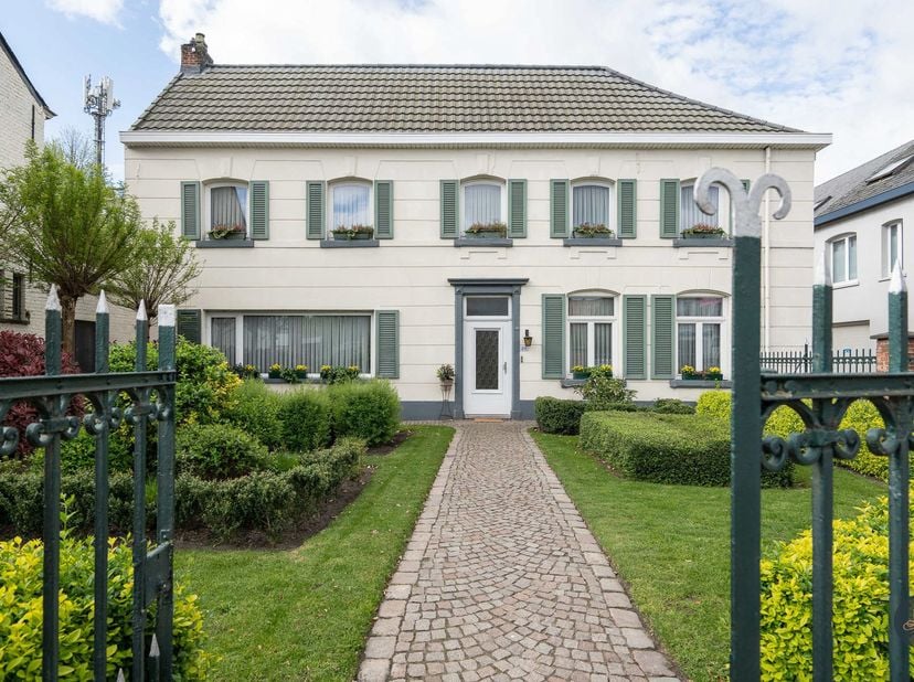 Voor verdere info of een vrijblijvende waardebepaling: pieter.buedts@homixx.be of 016 199 347.<br />
Ontdek deze exclusieve en karaktervolle neoclassi